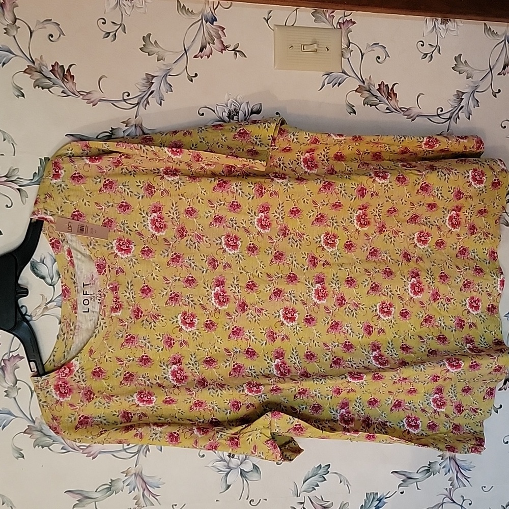 Loft NWT Plus Size Short Sleeved Shirt Yellow with Pink Flowers Size 24/26